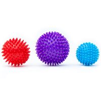 Intirilife Massageball 3er Set Faszienball in Lila - Rot - Blau Noppenball - 9 / 7.5 / 6 cm - Igelball für Selbstmassage Massagekugel für Rücken Beine Füße Reflexzonen Stachelball