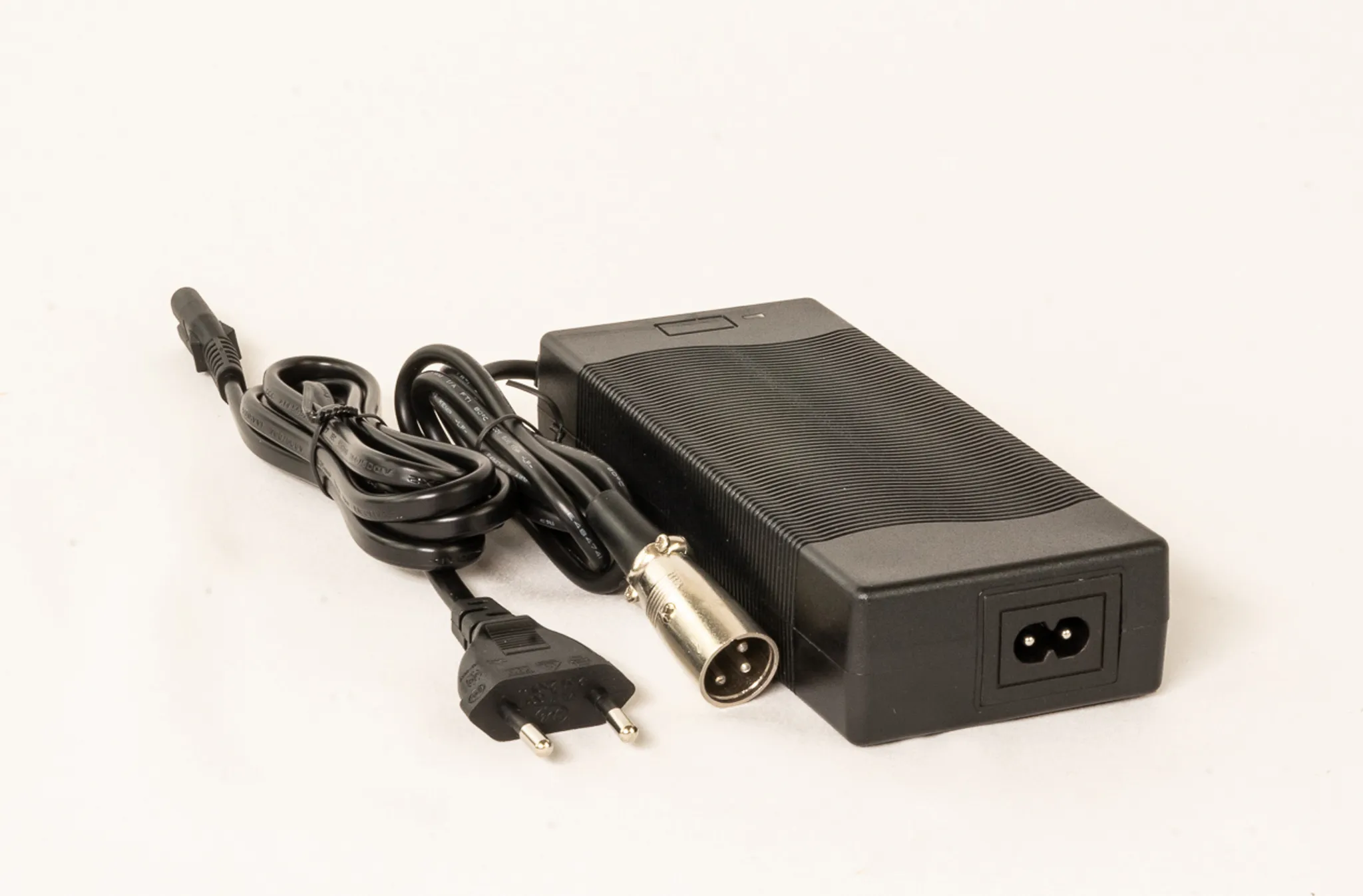 Chargeur 42V 2A Trottinette électrique – 6 Connecteurs, Avec Sac étanche 2L, Compatible Hoverboard Et E-bike
