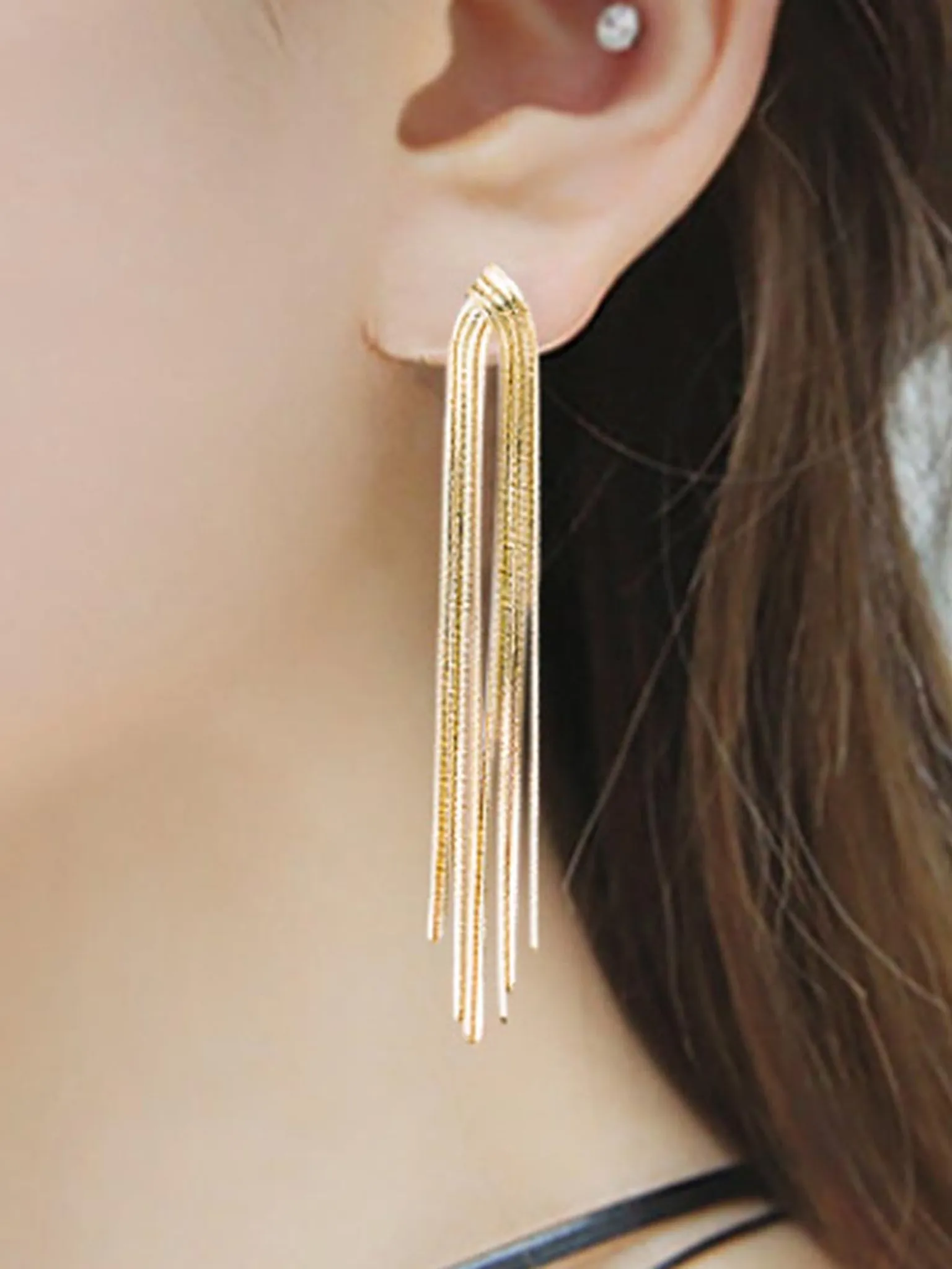 Tragbare Ohrringe mit lange weiss und goldene Quasten