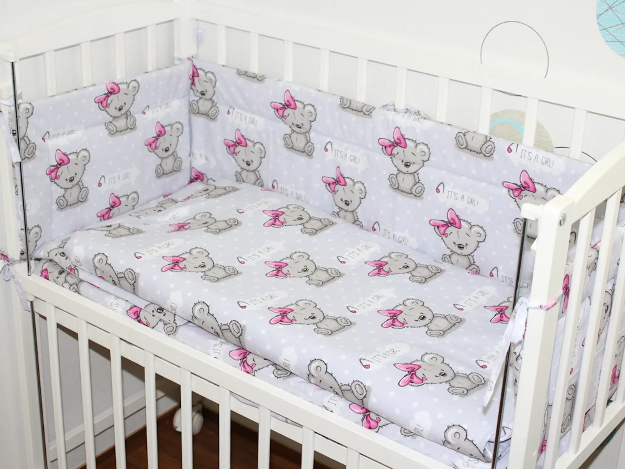 3-teiliges Set Babybett-Wäsche 100x135 cm mit Spannbettlaken und Kissen-Nestchen sechs Kissen samt Bezügen für das Babybett 70x140 cm 
