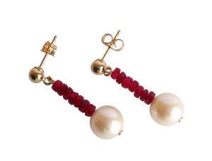 Gemshine - Damen - Ohrringe - Vergoldet - Rubin - Rot - Perle - Weiß - 2,5 cm