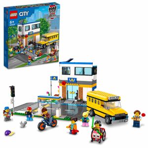 LEGO 60329 City Schule mit Schulbus, 2 Klassenzimmern und Straßenplatten, Abenteuer-Spielzeug für Kinder ab 6 Jahren, Schultag in der Stadt, Geschenk