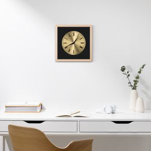 Navaris Analog Holz Wanduhr Quadrat Design - 30 x 30 x 3,5cm - analoge Hängeuhr Uhr zum Aufhängen mit goldenem Ziffernblatt - Holzuhr Hellbraun