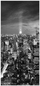 Wallario selbstklebende Türtapete 93 x 205 cm - New York bei Nacht - Panoramablick über die Stadt - schwarzweiß - Abwischbar, rückstandsfrei zu entfernen