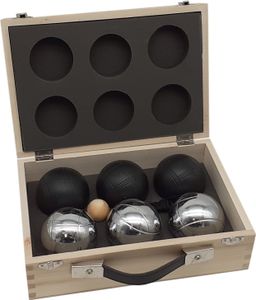 Boulekoffer, schwarze und silberfarbene Boule Kugeln im Holzkoffer mit Schweinchen