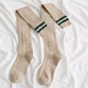 Frauen-Farbblock-gestreifte oberschenkelhohe gestrickte lange Socken über den Kniestrümpfen-Khaki