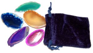Edelsteine, fünf farbige Achatscheiben in einem blauen Samtbeutel