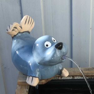 Wasserspeier Seehund grau groß mit Pumpe