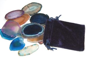 Edelsteine, acht farbige Achatscheiben in einem blauen Samtbeutel