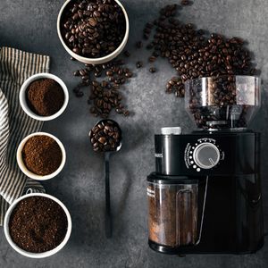 Navaris Elektrische Kaffeemühle mit Edelstahl Scheibenmahlwerk - 200W - für bis zu 14 Tassen Kaffee - 18 Mahlgrade - Kaffee Mühle Schwarz Navaris Elektrische Kaffeemühle mit Edelstahl Scheibenmahlwerk - 200W - für bis zu 14 Tassen Kaffee - 18 Mahlgrade - Kaffee Mühle Schwarz