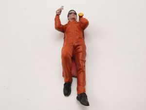 Figur Mechaniker Paul orange liegend  für 1:18 Modelle American Diorama