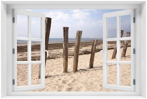 Wallario Premium Glasbild mit Fensterrahmen, freischwebende Optik, kräftige Farben, Größe 60 x 90 cm Motiv Sandstrand mit Holzpfählen am Atlantischen Ozean