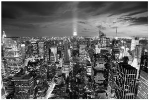 Wallario Premium Vliestapete Fototapete New York bei Nacht - Panoramablick über die Stadt - schwarzweiß in der Größe 400 x 267 cm, extra dick, wird in 5 Teilen geliefert