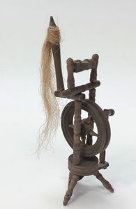 Miniatur Spinnrad aus Holz, braun gebeizt. 13,5 cm Zubehör für Weihnachtskrippe