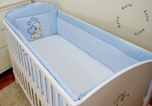 Babybett Nestchen & Bettumrandung WALLES für Bettchen in Größe 70x140 aus 100% Baumwolle bestickt mit einem Teddybär mit Herz Blau