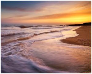 Wallario Poster - Sonnenuntergang am Strand - Abendspaziergang, Kunstdruck Größe: 40 x 50 cm