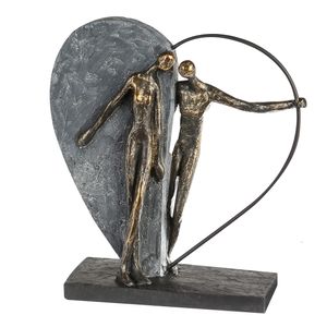 Casablanca Skulptur Herzklopfen Poly/Metall, Pärchen bronzefarben vor grauem Herz 16262