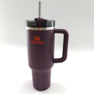 Stanley Quencher H2.0 FlowState Trinkflasche mit Strohhalm 1.18 - Thermobecher Kühlt 11 Stunden - 48 Stunden Eisgekühlt - Spülmaschinenfest - Thermosflasche BPA Frei - Kaffeebecher To Go - Plum