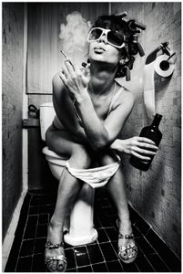 Wallario Poster - Kloparty - Sexy Frau auf Toilette mit Zigarette und Schnaps, Größe: 100 x 150 cm