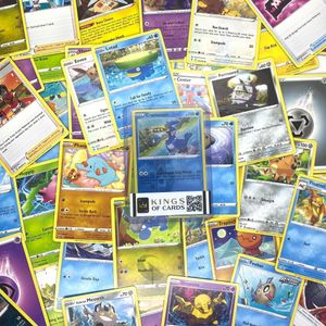 Pokemon Kartenpaket mit 50 Karten vorsortiert und einer Holokarte + KingsofCards Toploader Boosterfrisch Geschenkset Starterset Englisch