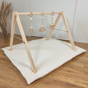 Montessori Baby Gym Spielbogen Spieltrapez 50x70 cm mit sensorischen Hängespielzeug aus ökologischem Holz +  beigefarbene Matte 80x90 cm