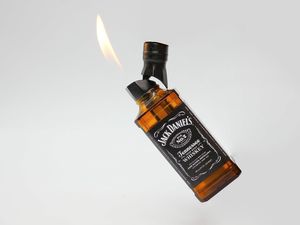 Feuerzeug als Whisky Flasche Stylisches Feuerzeug Geschenkartikel Geschenkidee