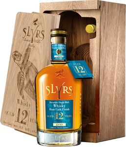 Slyrs 12 Jahre Rum Cask Finish | Destilliert 2011 - Abgefüllt 2023 | Limited Edition 1013 Flaschen einzeln nummeriert | 0,7l. Flasche plus 5 cl. Miniatur in ausgefässtem Holzblock