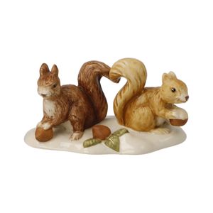 Goebel Weihnachten Winterwald Figur 'Eichhörnchen auf Futtersuche' 2023