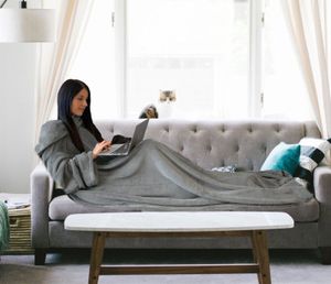HOMELEVEL Kuscheldecke Microfaser mit Ärmeln Ärmeldecke Sofadecke 200cm x 150cm TV Decke Decke mit Armen Wohndecke Decke Hellgrau HOMELEVEL Kuscheldecke Microfaser mit Ärmeln Ärmeldecke Sofadecke 200cm x 150cm TV Decke Decke mit Armen Wohndecke Decke Hellgrau