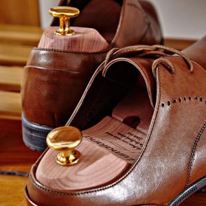 Lumaland hochwertiger Schuhspanner für Damen und Herren aus Zedernholz mit Doppelfederung Uni Größe 40/41