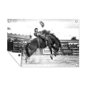 Gartenposter - Cowboy auf dem Pferderücken in Aktion - schwarz und weiß - 90x60 cm