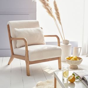 sweeek - Skandinavischer Sessel aus Holz mit Stoffbezug - Weiß