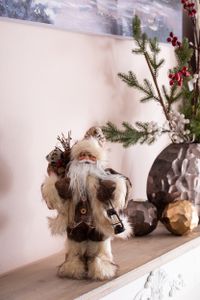 Weihnachtsmann in braunem Mantel, Weihnachtsdeko, Santa Claus-Figur