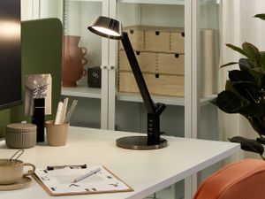 BELIANI LED-Schreibtischlampe Messing Metall mit USB-Port Dimmbar Verstellbarer Schirm Helligkeitsregulierung Modern Büro Ausstattung Arbeitsleuchte