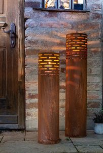 2 Windlichtsäulen aus Metall in Rost Optik, 75 + 95 cm hoch, Kerzenständer, Bodenwindlicht, Dekosäule mit Kerzenglas, Metallsäule, Kerzensäule, Gartendeko für Draußen