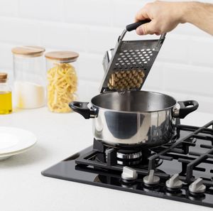 Navaris Spätzlehobel Spätzle Reibe Spätzlepresse Spätzlesieb - aus rostfreiem Edelstahl mit Spätzleschaber - spülmaschinenfest