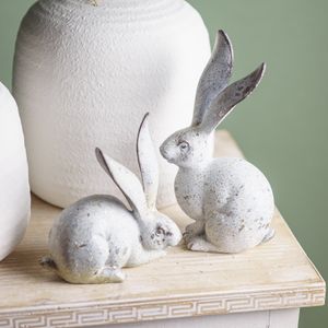 Dekoracyjny zestaw 2 króliczków do ogrodu, dekoracja stołu, Wielkanoc, beton w stylu shabby chic ze srebrnymi akcentami, wys. 21/14 cm