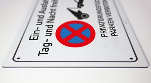 Ein- und Ausfahrt freihalten - parken verboten - 4 mm Alu Verbundplatte - (30 x 20 cm Bohrloch 4 x)