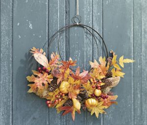 Dekokranz "Bunter Herbst" aus Metall mit Naturzapfen mit Deko Blättern, Kürbissen, Beeren, Türkranz, Wandkranz