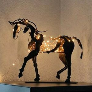 Dreidimensionale durchbrochene Adonis-Pferd-Skulptur aus Metall mit dekorativen Ornamenten