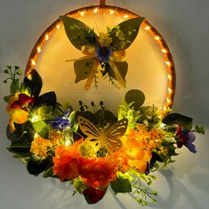 Dekokranz, Türkranz mit LED-Beleuchtung zum Aufhängen für Frühling & Sommer mit Timer, künstlichen Blumen und Schmetterlingen - Bunt
