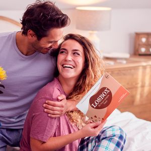 Makai Liebesgeschenk Bundle - Losbox & Handabdruckset - Geschenkidee für Paare und Verliebte zum Geburtstag, Valentinstag, Jahres- oder Hochzeitstag