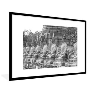 Poster mit Rahmen Wat Chaiwatthanaram - Buddha im Wat Chaiwatthanaram Tempel in Thailand - Schwarz und Weiß Schwarz 90x60 cm - Poster mit zchwarzem Bilderrahmen -  Wanddekoration Wohnzimmer / Schlafzimmer