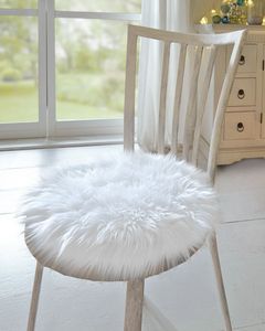 Deko-Fell, kuschelweiches Kunstfell, strahlendem Weiß, runde Form dekorativ