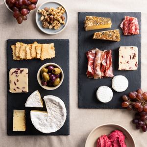 Navaris Schiefer Teller Platzset 4-teilig inkl. Kreide - 30x20cm Schieferplatten 4x Servierplatte für Sushi Käse - Schieferplatte eckig in Anthrazit Navaris Schiefer Teller Platzset 4-teilig inkl. Kreide - 30x20cm Schieferplatten 4x Servierplatte für Sushi Käse - Schieferplatte eckig in Anthrazit
