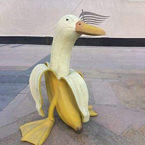 Socha kachny z loupaného banánu Creative Art, zahradní dekorace