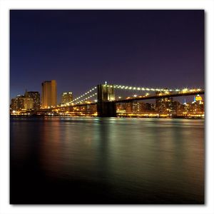 Wallario selbstklebende Möbelfolie/ Tischdecke für Innen und Außen, Größe: 80 x 80 cm - New York Skyline - Brooklyn Bridge und Manhattan am Abend