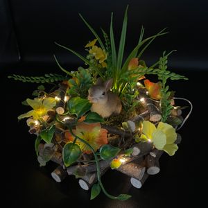 Osternest mit süßem Hase, Kunstblumen und LED Beleuchtung inkl. Timer - Deko für Ostern, Frühling - Gelb