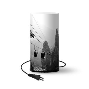 Lampe - Tischlampe - Seilbahn zieht durch beeindruckende Landschaft - schwarz und weiß - 54 cm hoch - Ø25 cm - Inklusive LED-Lampe