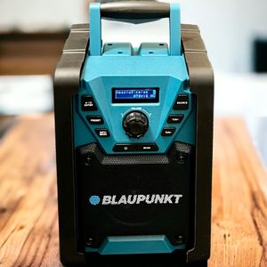 Blaupunkt BSR 300 DAB+ Baustellenradio mit Akku – Tragbares Radio mit Bluetooth robust (AUX-IN, 10 Watt RMS, Schutzklasse IP45)